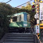 鳥居の前を江ノ電が通り過ぎる！鎌倉七福神巡り「御霊神社」