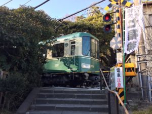 鳥居の前を江ノ電が通り過ぎる!鎌倉七福神巡り「御霊神社」